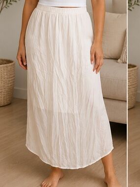 Moda Cream Maxi Skirt with Soft Gather SMALL skirt 
Waist 30”.
Length 33”